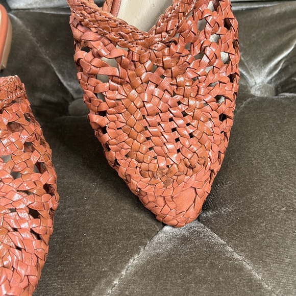 42 Gold Charmed basket weave woven leather mules - Picture 3 of 7